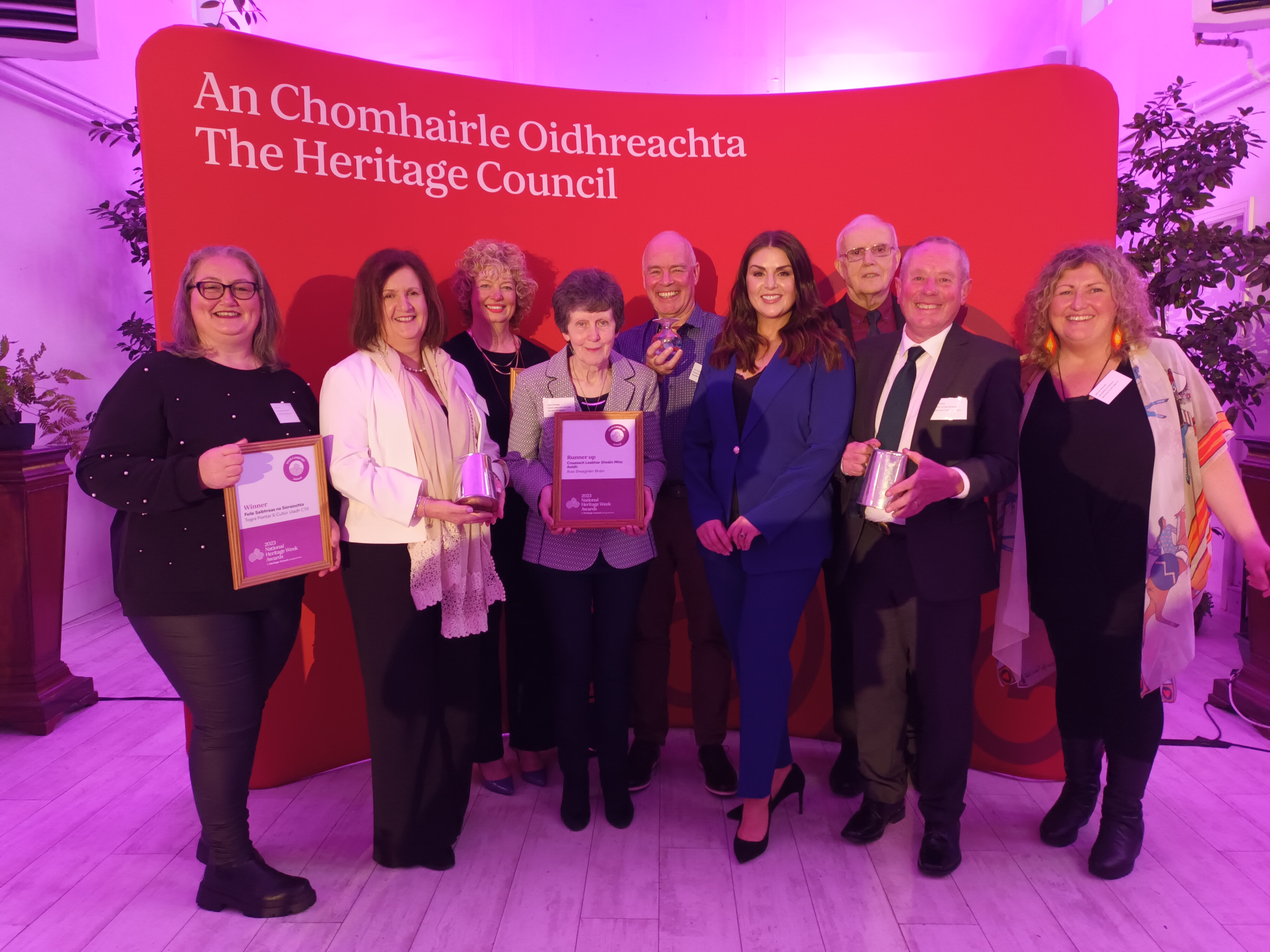 Pictured with broadcaster Síle Seoige at last year’s National Heritage Week Awards ceremony in Gloster House, County Offaly are representatives from award winners Togra Fiontar agus Cultúr Uladh and the Inishowen Rivers Trust and representatives from runners-up Áras Sheáin Bhain. 