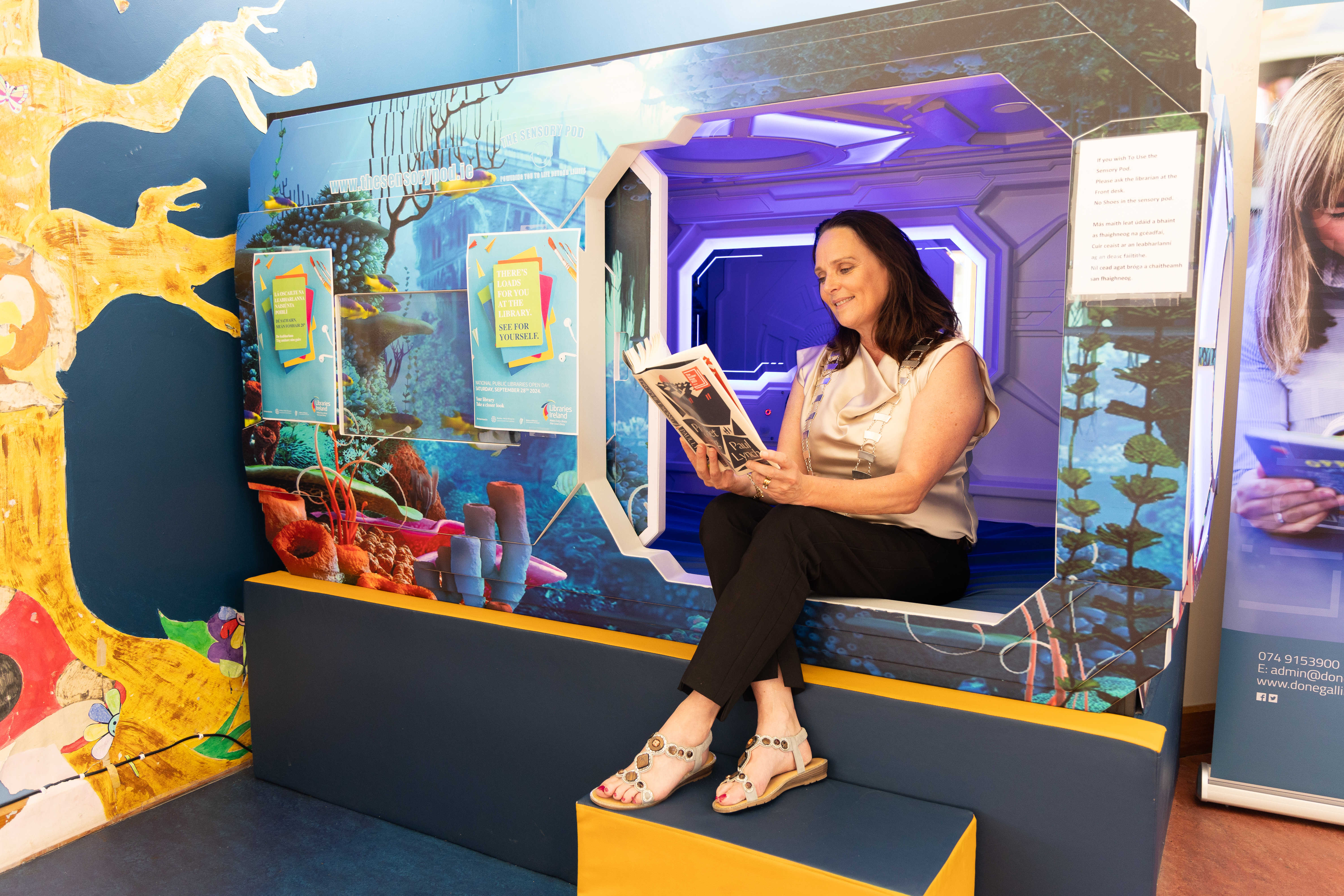 Cathaoirleach Cllr. Niamh Kennedy pictured at the Sensory Pod at Bundoran Library. Sensory pods are safe calming spaces where children and others can relax in peace as the calming, soundproof and ambient lighting make it a tranquil space. Photo credit: Noir Photique.