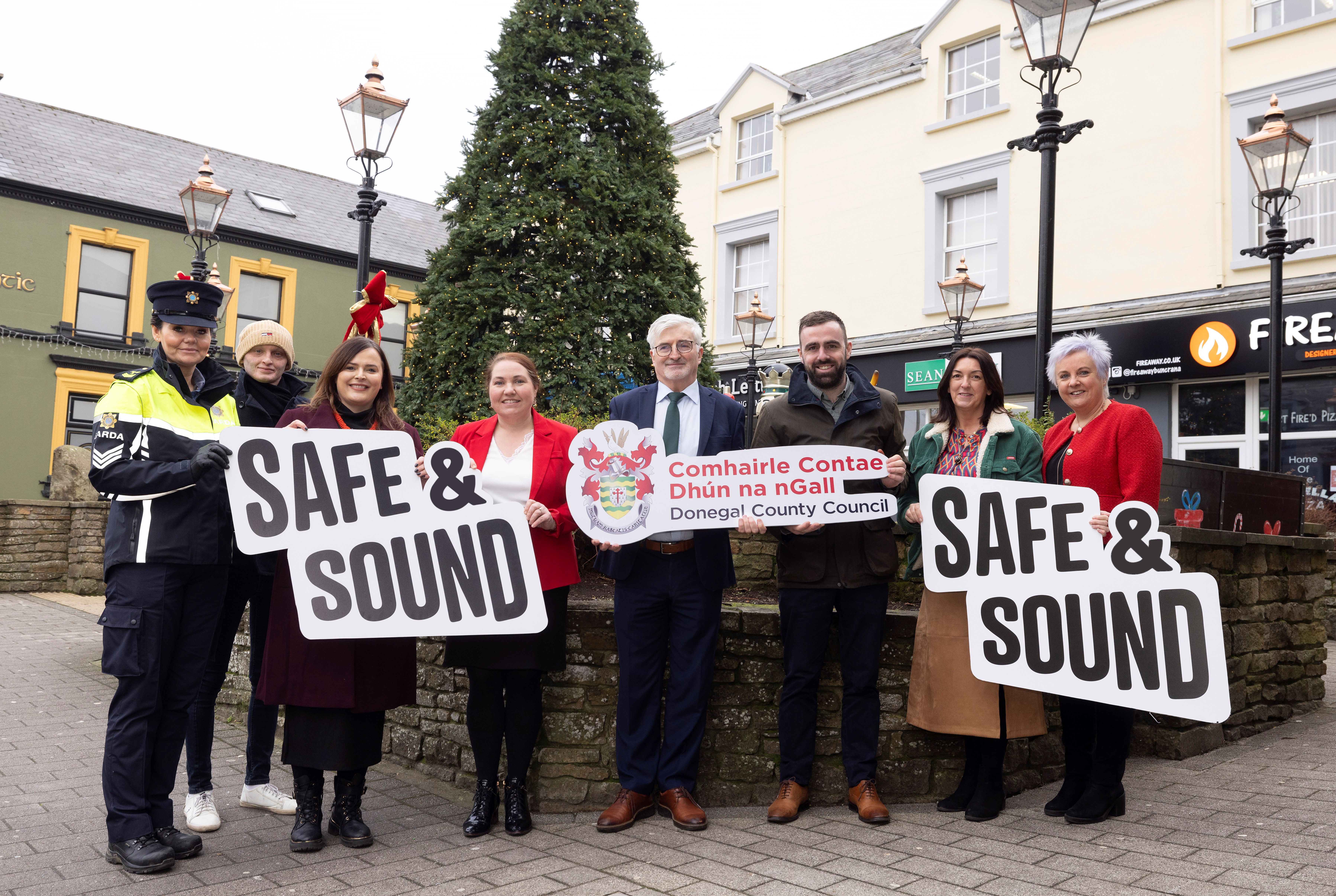 Sergeant Charlene Anderson, Luke Timlin (town team member), Sophie Gallagher (Night-Time Economy Advisor), Joy Browne (Head of Tourism), John McLaughlin (DCC Chief Executive), Cllr Jack Murray (Cathaoirleach of the Inishowen Municipal District), Rois Deeney (Town Team Member), and Shauna McClenaghan (IDP Joint Chief Executive Officer) at the launch of the Safe and Sound campaign on the Market Square in Buncrana, Co. Donegal. Photo by Joe Dunne 